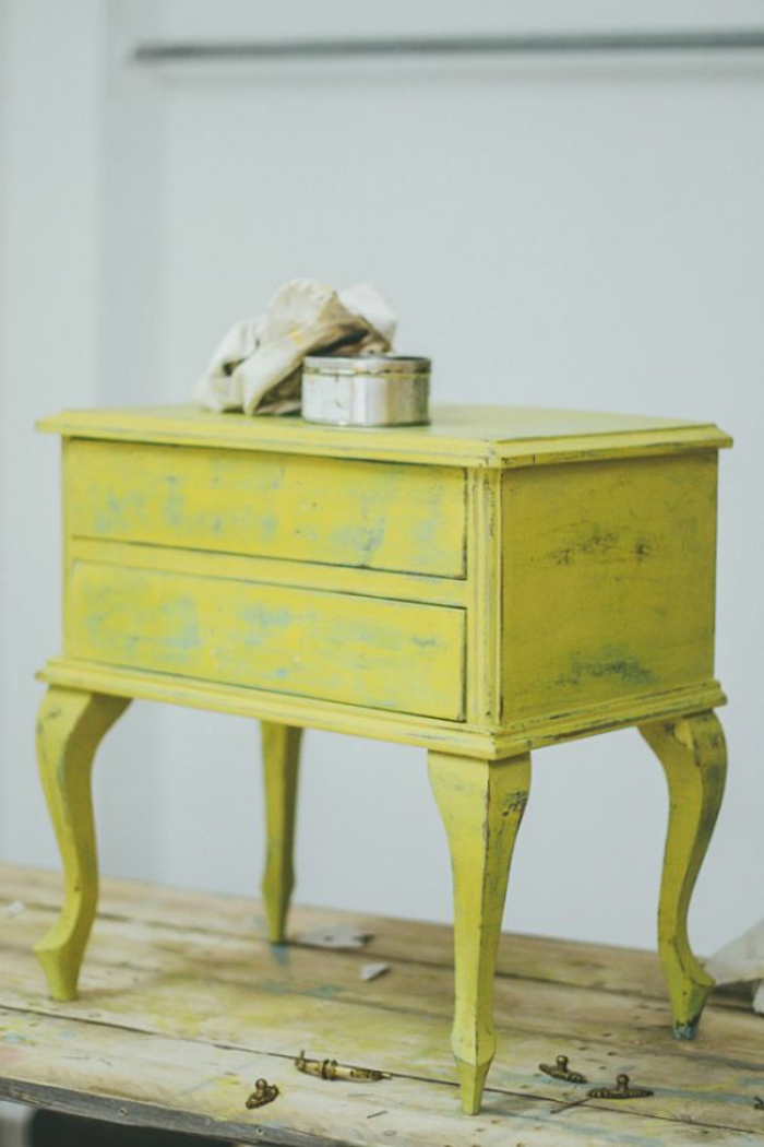 ideas para decorar muebles en bonitos colores, como pintar un mueble de madera de otro color, pequeño cofre pintado en azul 