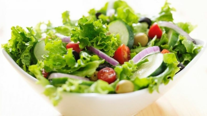 ensalada verde con lechuga, tomates uva y cebolla verde, ideas de ensaladas saludables y faciles de preparar en fotos 
