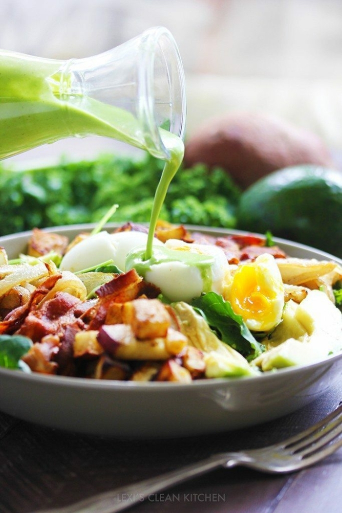 ensalada verde conn huevos, ideas ensaladas nutritivas y saludables, fotos de ensaladas originales y faciles de preaparar