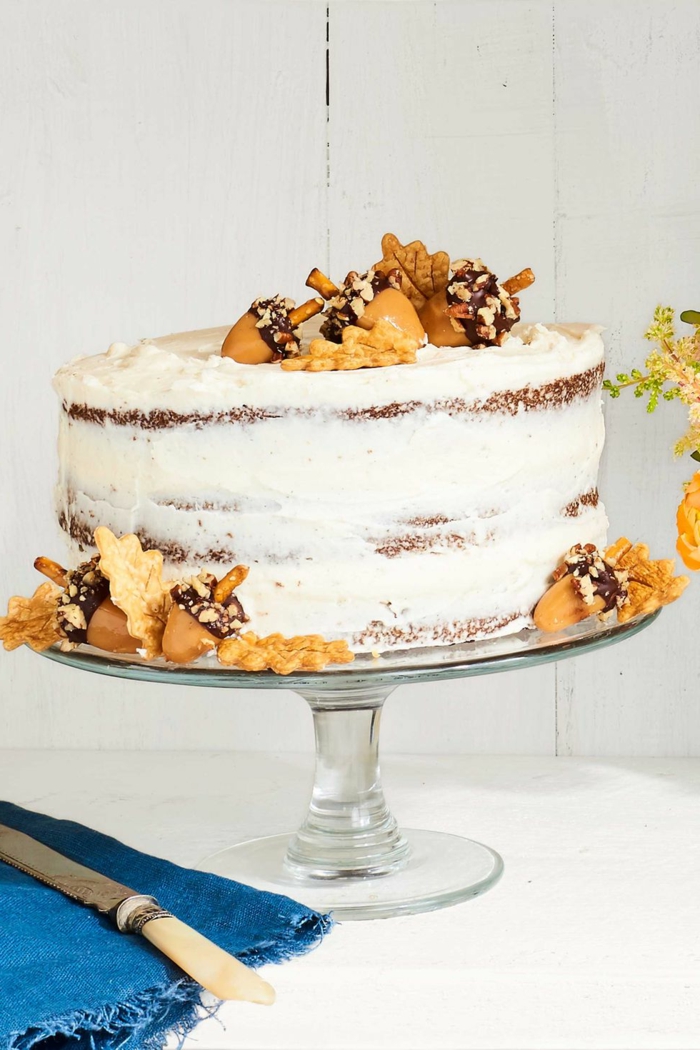 geniles ideas sobre como decorar una tarta, tarta con glaseado blanco decorada con galletas, tartas originales en fotos 