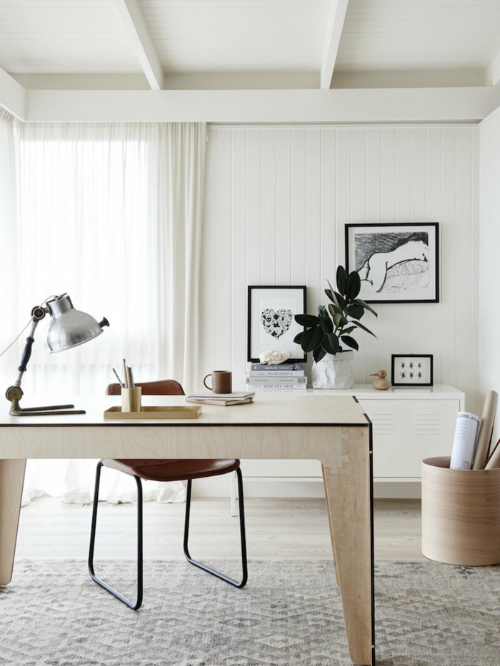 ideas para decorar la oficina en casa, mesa escritorio ikea, paredes blancas y alfombra moderna en color beige, cuadros decorativos en la pared 