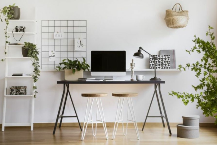 decoracion despacho bonita con plantas verdes y muebles de madera, ideas para decorar un despacho acogedor en casa