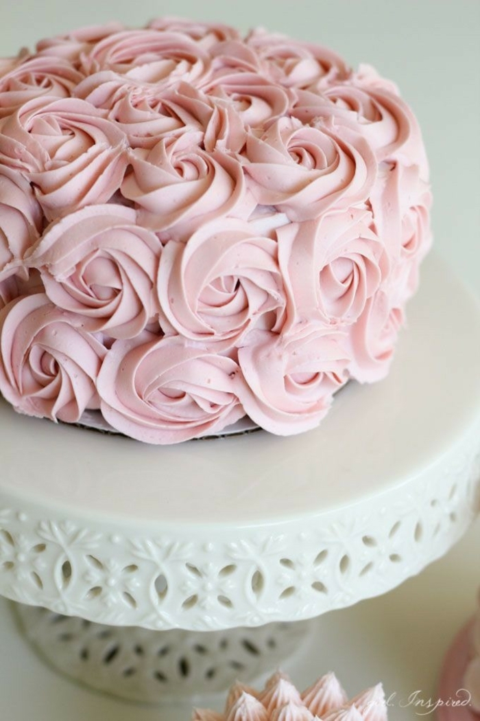 las mejores ideas sobre como decorar una tarta, como hacer rosas de glaseado con una manga pastelera, tartas originales
