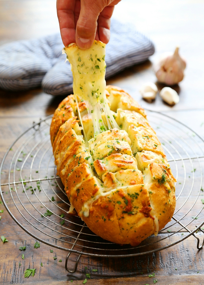pan casero con relleno de quesoso y ajo, ideas de recetas caseras faciles y rapidas con pan ,receta de pan casero esponjoso