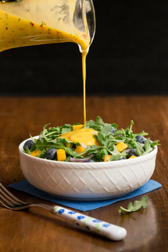 ensalada verde con aderezo, fotos con ideas de recetas saludables y ricas con arugula, como hacer ensaladas con verduras
