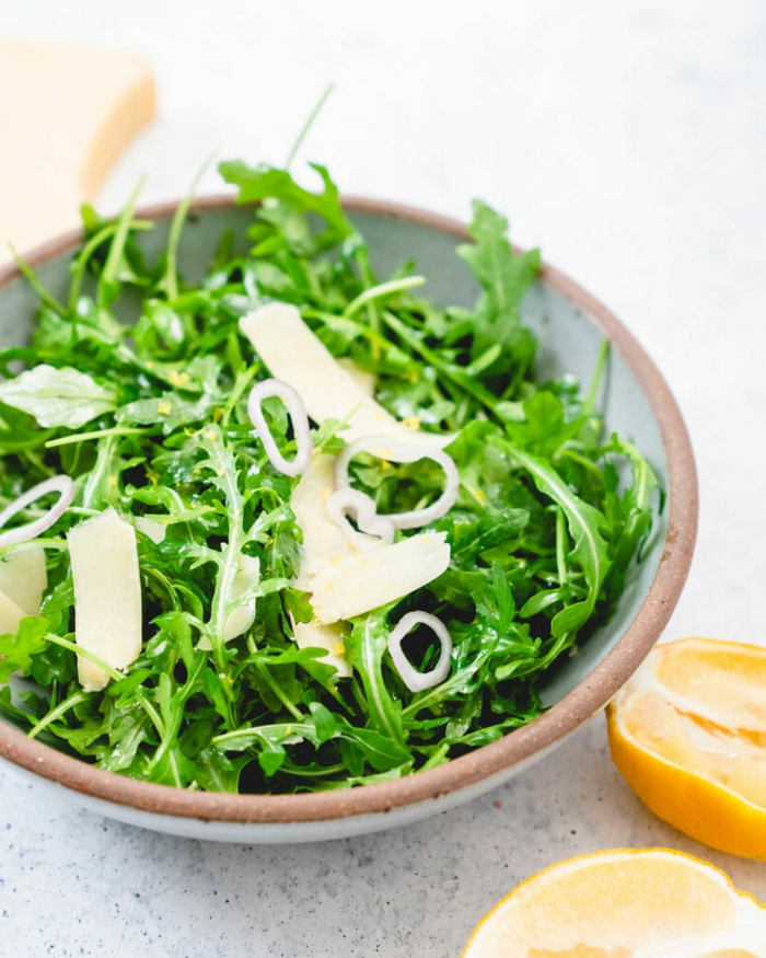 ensalada de arugula con quesos rallados, ensaladas verdes ricas y faciles de hacer, fotos de ensaladas faciles y saludables 
