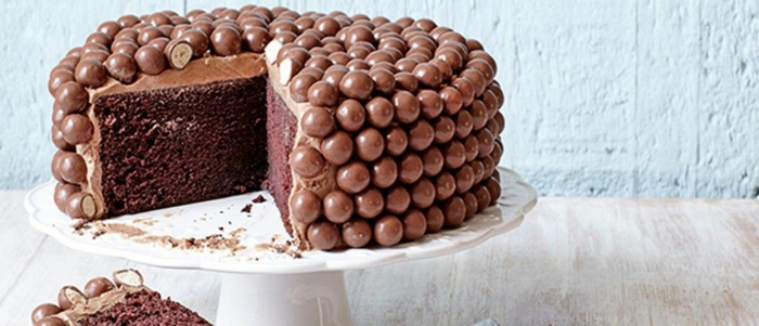 tarta de chocolate decorada con caramelos de chocolate ricos, imagenes de tartas de cumpleaños hermosas y originales 