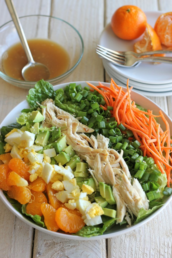 ensalada con naranjas, pollo, aguacate, cebollino verde y zanahorias ralladas, tipos de ensaladas saludables con verduras