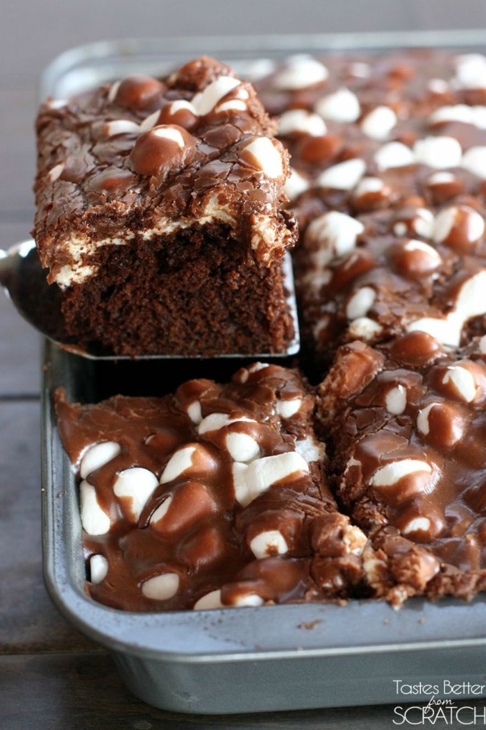 tarta bizcocho esponjosa de cacao con marshmallow, recetas de tartas caseras faciles de hacer y ricas, fotos de tartas 