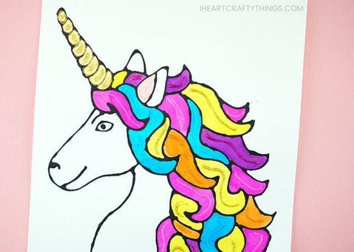 dibujo de unicornio simpatico con melena en colores vibrantes y cuerno en color dorado, fotos de dibujos chulos 