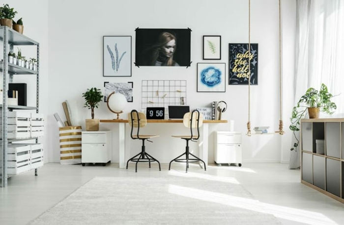 grande salon con una zona para trabajar desde casa, mesa despacho ikea, ideas de decoracion salon orginales en fotos 
