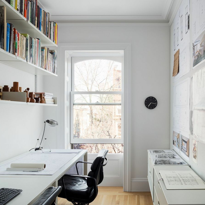 pequeño espacio decorado en blanco con un escritorio para teletrabajar, mesa escritorio ikea, fotos de oficinas modernas en casa