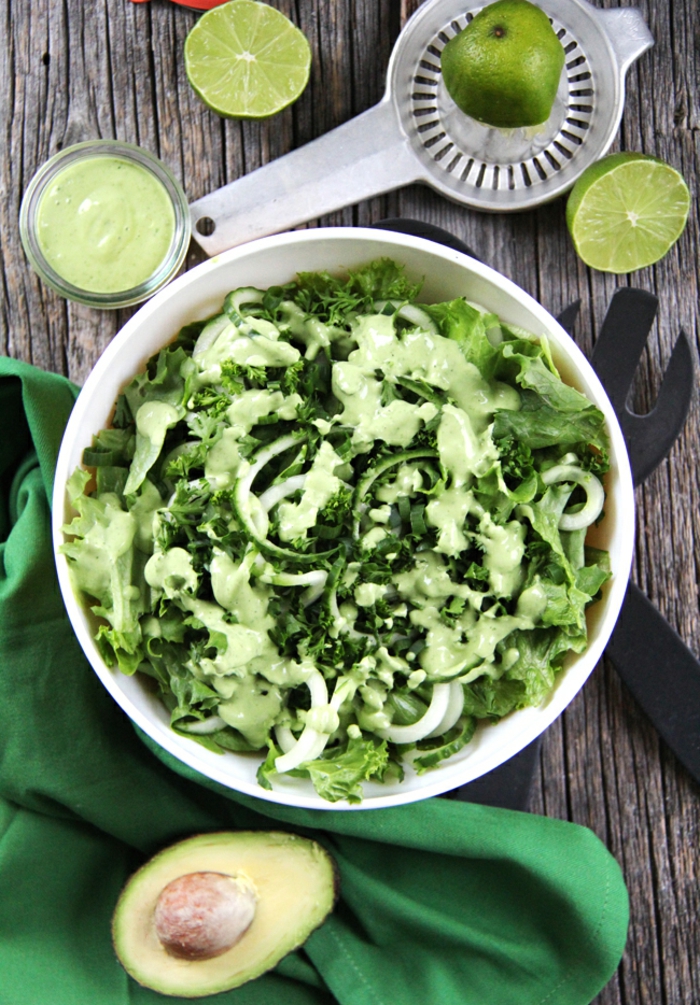 ensalada verde con lechuga y aguacate, fotos de ensalads nutritivas y saludables para comer en verano, ideas de recetas