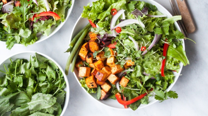 ensaladas verdes con proteinas, enladas con perejil, lechugas, cebollas y batatas, fotos de platos para cenas saludables