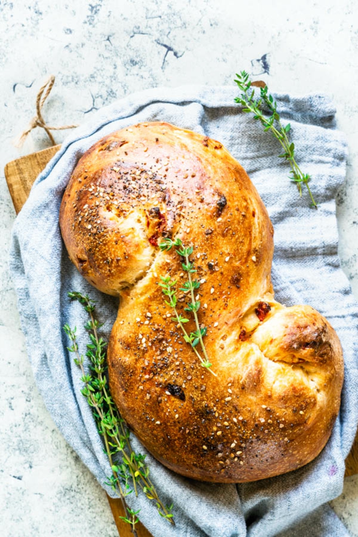 pan casero con romero en una bonita forma, como hacer pan con corteza, ideas para hacer pan en casa, variedades de panes 
