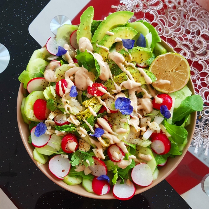ensaladas con verduras nutritivas y faciles de preparar, como hacer una ensalada saludable con aguacate paso a paso 