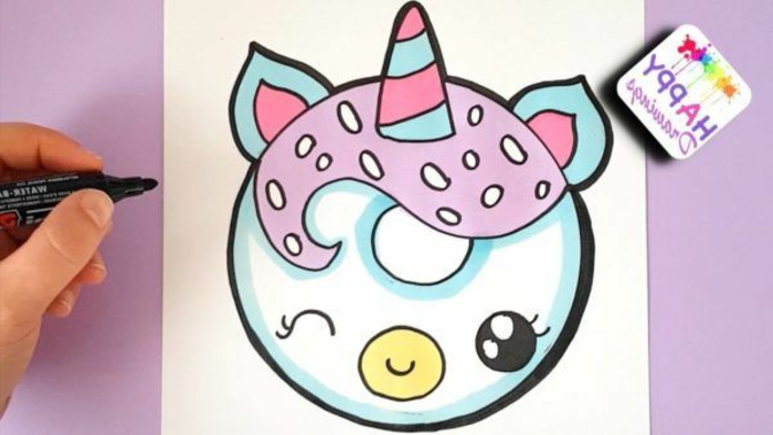 unicornio kawaii com cara oval y un cuerno en azul y rosado, dibujos para colorear de unicornios, como dibujar un unicornio