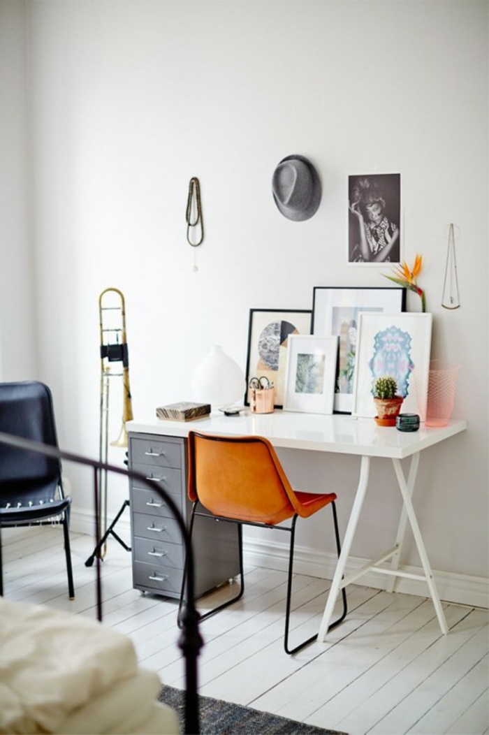 pequeño espacio con un escritorio para travajar desde casa, fotos de oficinas pequeñas decoradas con encanto 