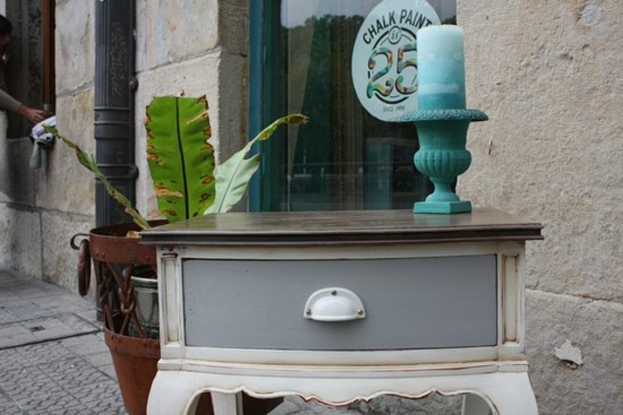 mesa de madera con encimera bonita, fotos de muebles de epoca renovados, muebles pintados con pintura a la tiza