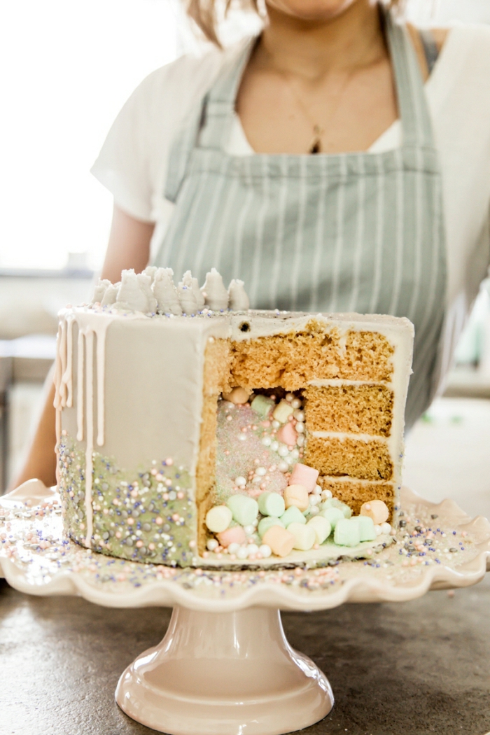 tarta sorpresa llena de caramelos, ideas de tartas originales y faciles de hacer en casa, fotos de tartas caseras ricas 