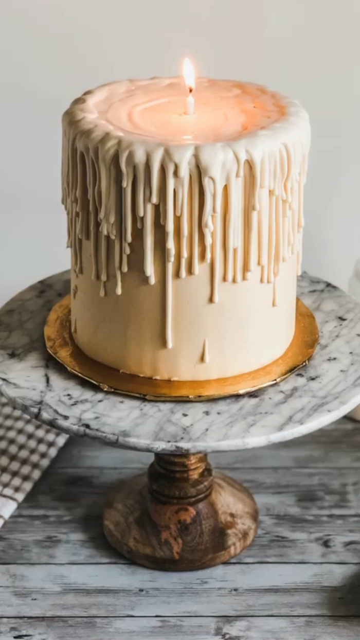 tarta original con glaseao fondant en forma de vela, las mejores ideas de tartas caseras para sorprender alguien por su cumpleaños 