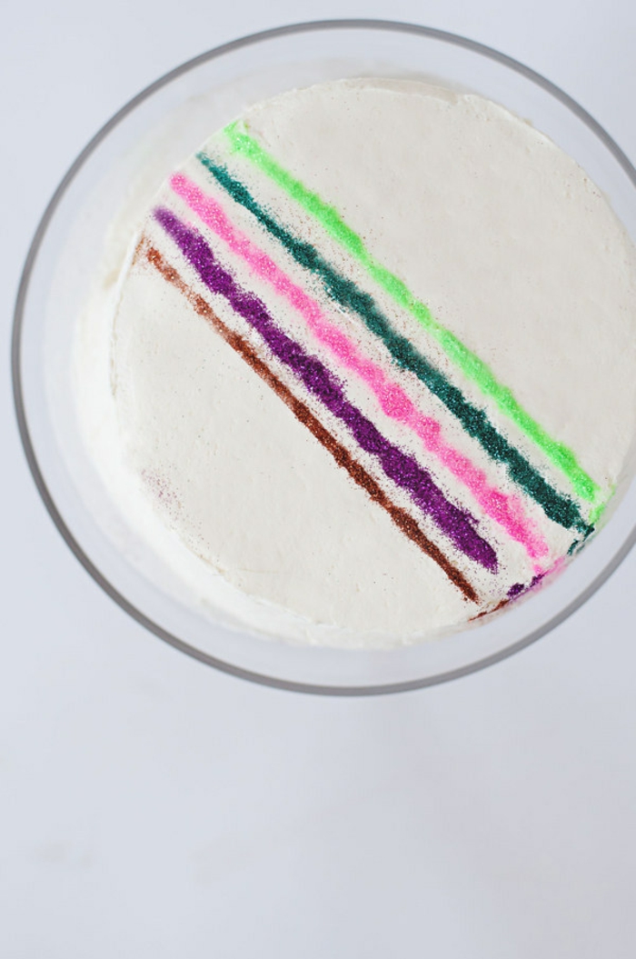 super sencillas ideas sobre como decorar una tarta, lineas coloridas, tartas de cumpleaños caseras decoradas con estilo 