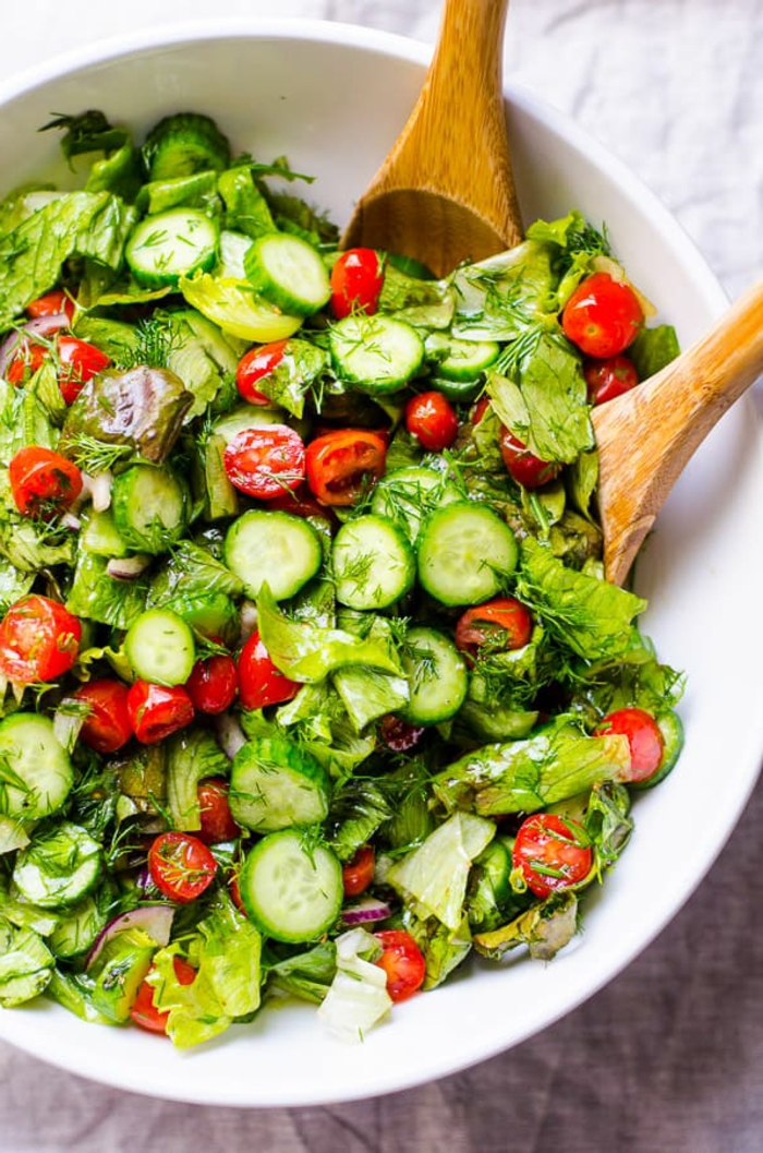 ensalada de verano con enaldo, perejil, pepino y tomates uva, las mejores ideas de ensaladas saludables para toda la familia 