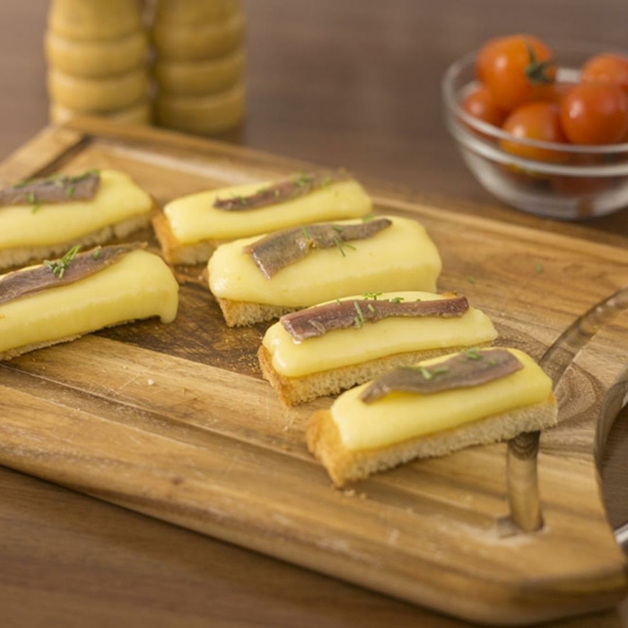 tostadas con queso hundido y anchoa, ideas de aperitivos de verano, pinchos morunos, pinchos tapas y originales 