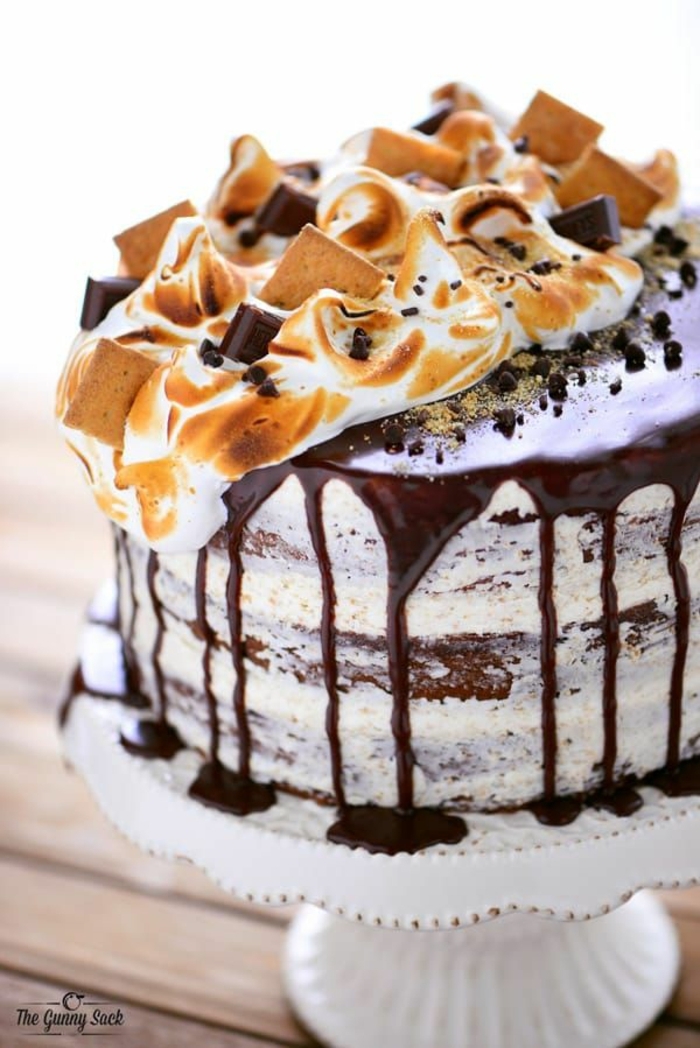 tarta de mascarpone y chocolate con chocolate negro derretido y merengue con caramelo, ideas de tartas caseras cumpleaños