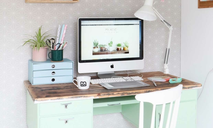 escritorio en estilo rustuco en color verde menta con encimera de madera, despacho en casa con paredes papel pintado 
