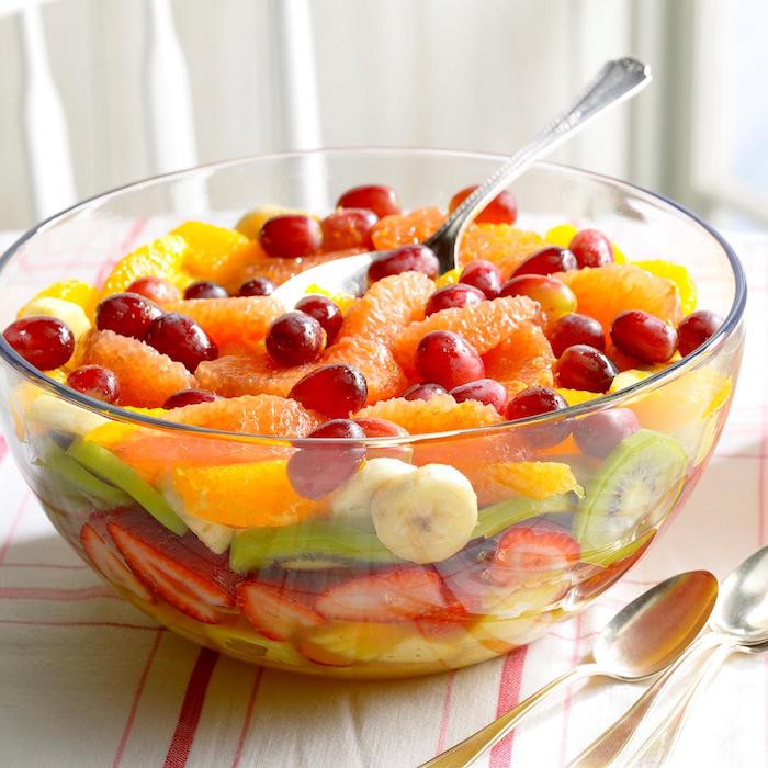 rica ensalada vitaminosa con naranjas, uvas, platanos y kiwi, fotos con ideas de ensaladas de frutas nutritivas y saludables 