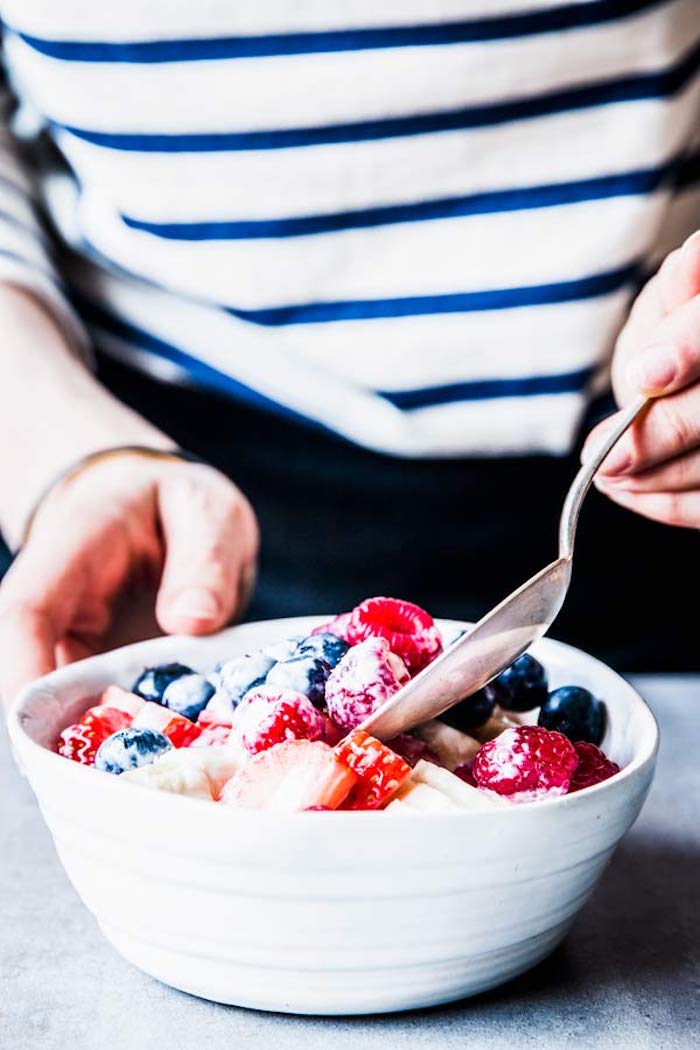 postres con yogurt y frutas, postres faciles para impresionar, postres de frutas saludables, ideas de postres saludables 