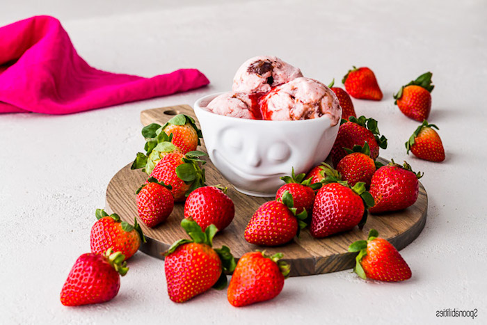 bolas de helado casero fresas frescas ideas de recetas de helado sin azucar añadido receta helado casero