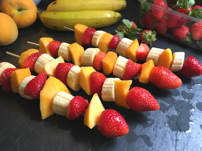 brochetas de frutas faciles de hacer para impresionar a tus invitados, postres faciles y rapidos, postres saludables