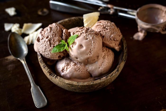 helado de chocolate casero hierbabuena fresca helado saludable sin azucar añadido helado casero rico fotos de postres