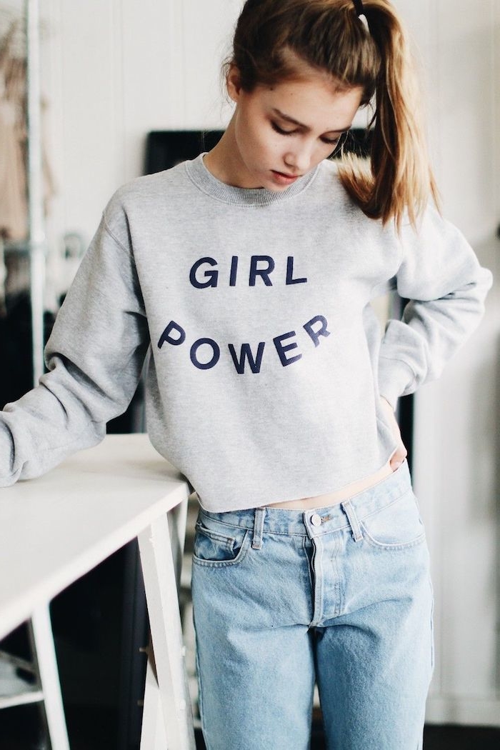 jersey con letras girl power vaqueros color azul claro pelo recogido fotos tumblr amigas