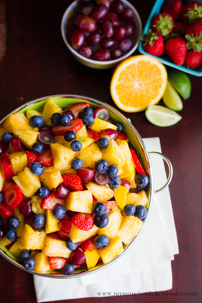ensalada con mango, arandanos y fresas, ideas de ensaladas ricas y faciles de hacer en casa para el verano 