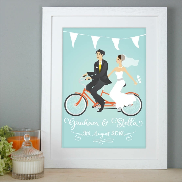 adorables ideas de regalos para bodas marco dibujo personalizado retrato novios en bicicleta ideas de regalos