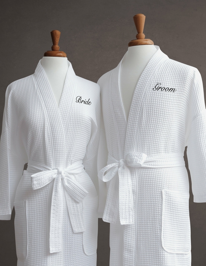 bonitos ejemplos de regalos para bodas mantas de algodon en color blanco con letras ideas de regalos personalizados