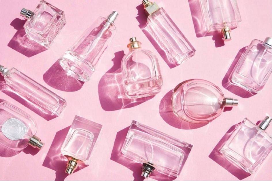 perfumes en envases transparentes aromas sobre fondo rosa perfumes ideas