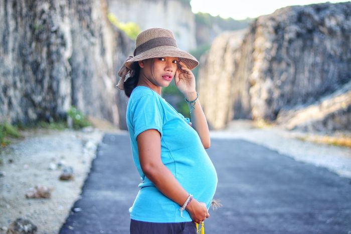 tailandés niña embarazada camiseta azul sombrero de paja