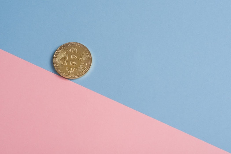 fondo de moneda rosa y azul colocada en el medio
