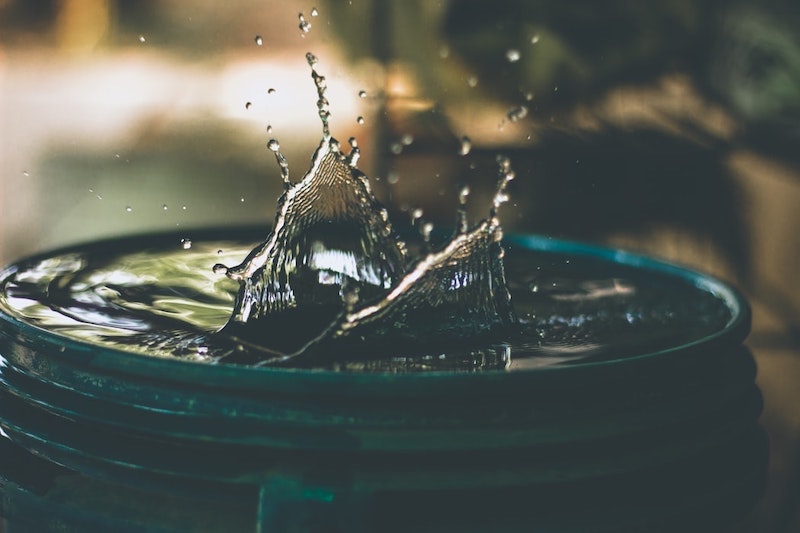 foto de agua en un vaso splash