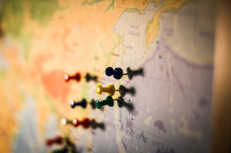 mapa del mundo con alfileres en diferentes lugares
