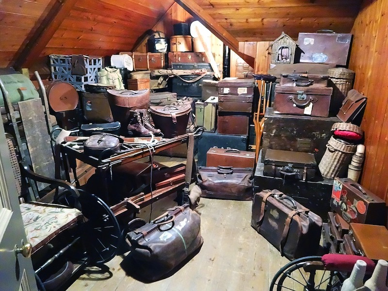sala de almacenamiento de muchas cosas muchas maletas