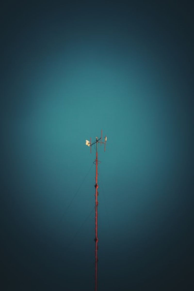 imagen de antena sobre fondo azul.jfif