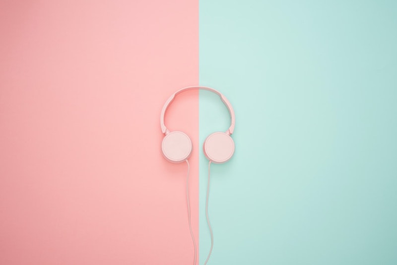 auriculares sobre fondo colorido blanco auriculares