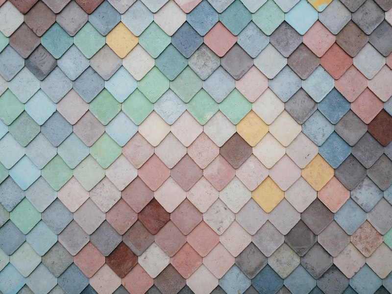 azulejos de diferentes colores pintados con pintura para azulejos