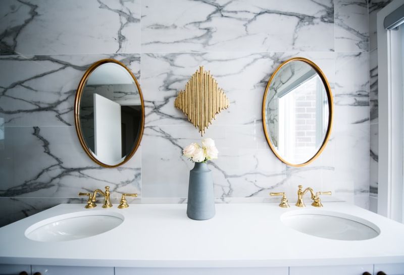 baño de lujo de marmol blanco espejos dorados.jfif