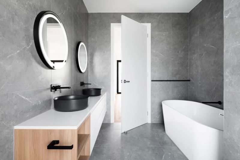 baño en estilo minimalista en madera gris clara.jfif